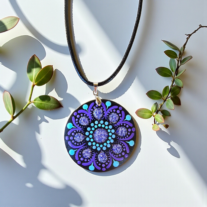 Collier en bois mandala pointillisme violet paillette et bleu ciel