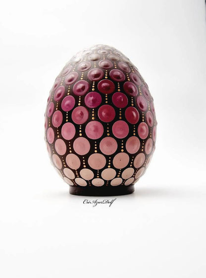 Œuf décoratif en plâtre résine – Dot Painting chocolat/framboise