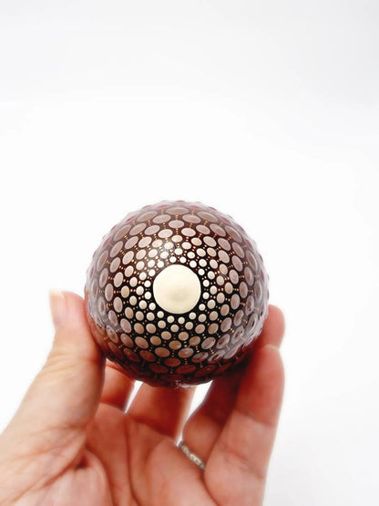 Œuf décoratif en plâtre résine – Dot Painting chocolat/framboise