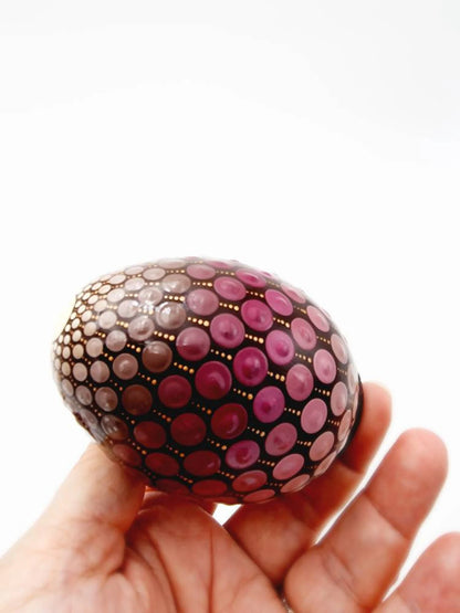 Œuf décoratif en plâtre résine – Dot Painting chocolat/framboise
