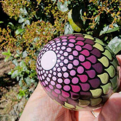 Œuf décoratif en plâtre résine – Peint à la main en dot painting – Dégradés prune, vert et cuivré