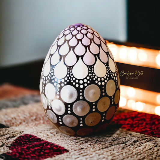 Petit oeuf décoratif en plâtre peint à la main- Dégradés de violet et gris métallisé– Pointillisme artistique unique (Copie)
