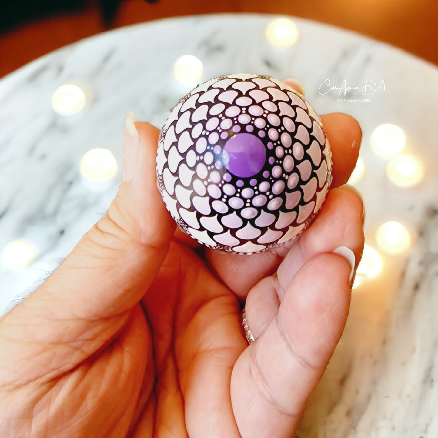 Petit oeuf décoratif en plâtre peint à la main- Dégradés de violet et gris métallisé– Pointillisme artistique unique (Copie)