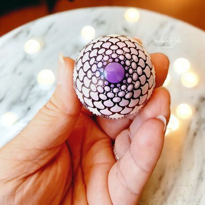 Petit oeuf décoratif en plâtre peint à la main- Dégradés de violet et gris métallisé– Pointillisme artistique unique (Copie)
