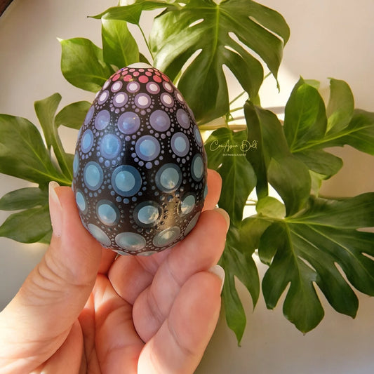 Petit oeuf décoratif en plâtre peint à la main- dégradés de rose, violet & bleu– Pointillisme artistique unique