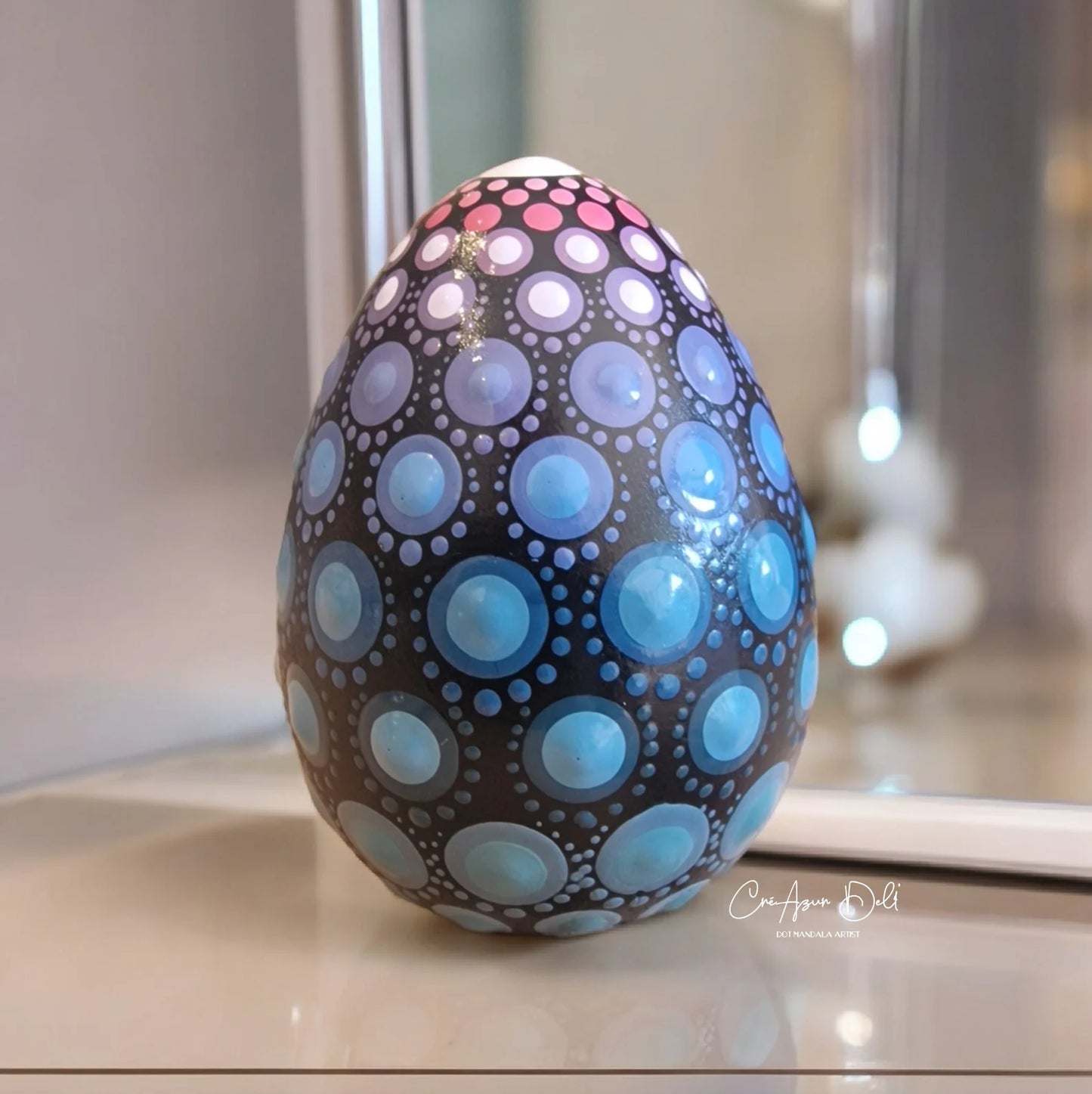 Petit oeuf décoratif en plâtre peint à la main- dégradés de rose, violet & bleu– Pointillisme artistique unique