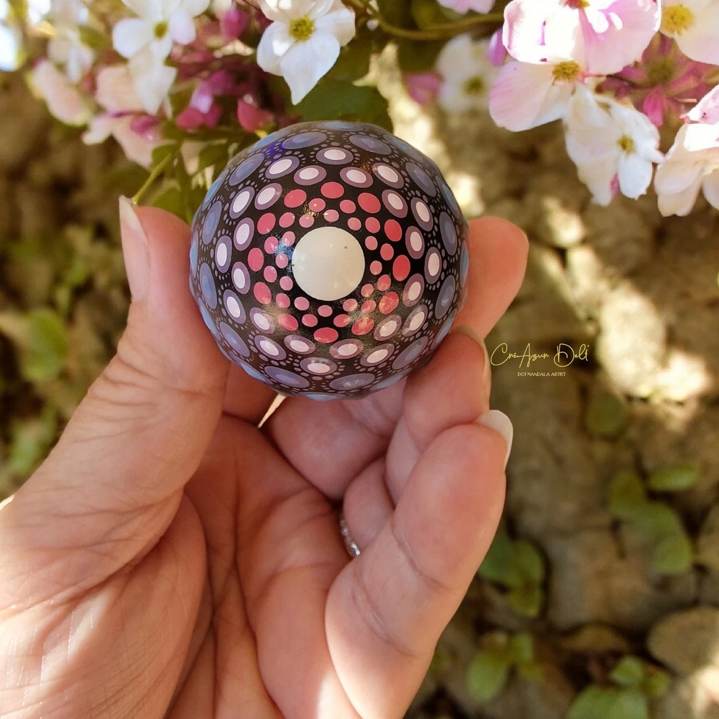 Petit oeuf décoratif en plâtre peint à la main- dégradés de rose, violet & bleu– Pointillisme artistique unique