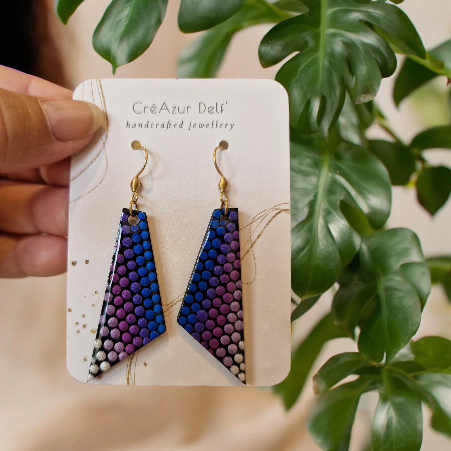 Boucles d’oreilles en bois violet, fuchsia & bleu – Peintes à la main, légères & hypoallergéniques (Copie)