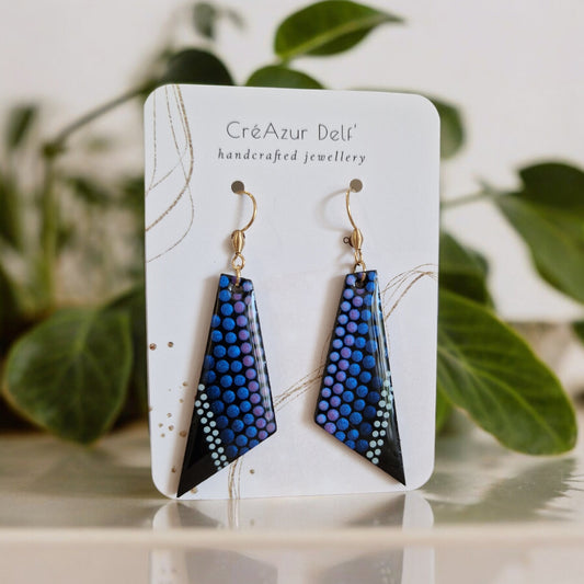 Boucles d’oreilles en bois violet & bleu – Peintes à la main, légères & hypoallergéniques