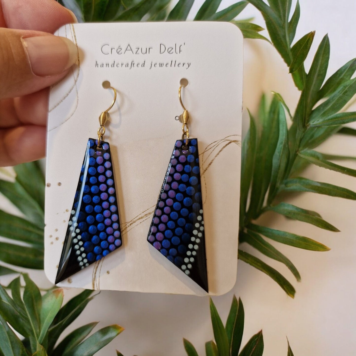 Boucles d’oreilles en bois violet & bleu – Peintes à la main, légères & hypoallergéniques