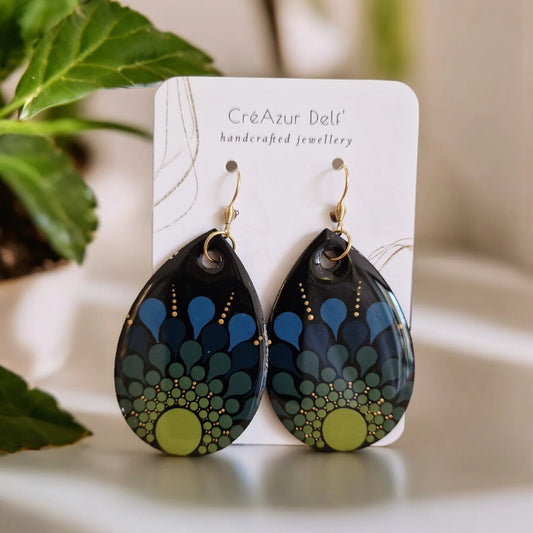 Boucles d’oreilles en bois goutte – Dégradés vert & bleu, peintes à la main