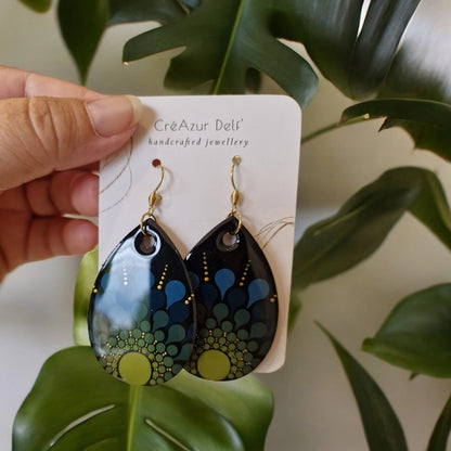 Boucles d’oreilles en bois goutte – Dégradés vert & bleu, peintes à la main