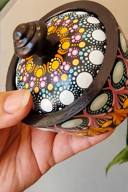 Boîte à bijoux en bois peinte à la main – Mandala en pointillisme orange, rose & bleu