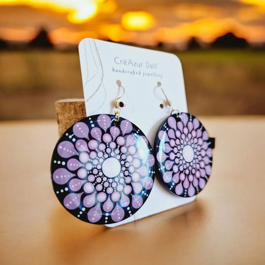Boucles d’oreilles en bois peintes main – rose, style pointillisme