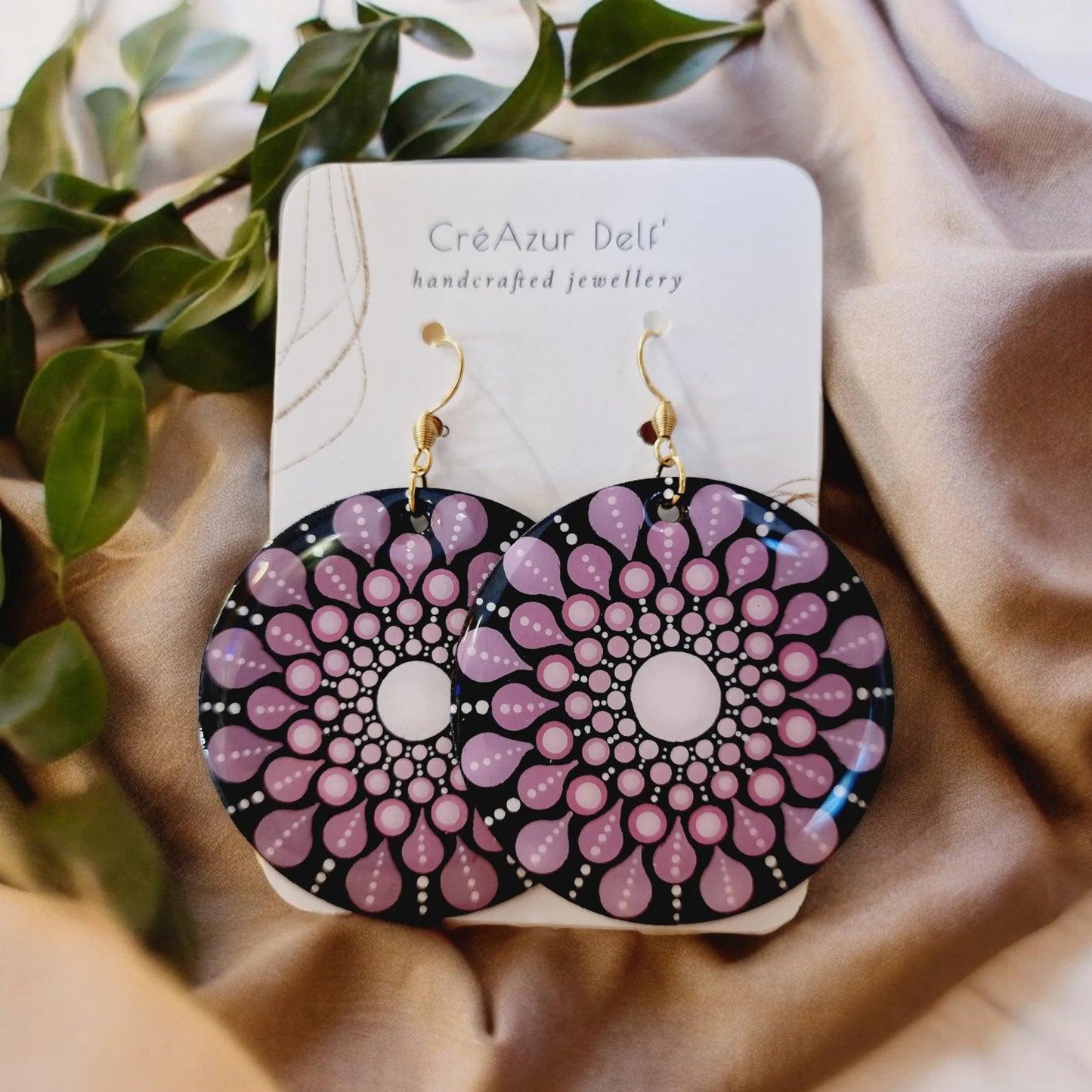 Boucles d’oreilles en bois peintes main – rose, style pointillisme