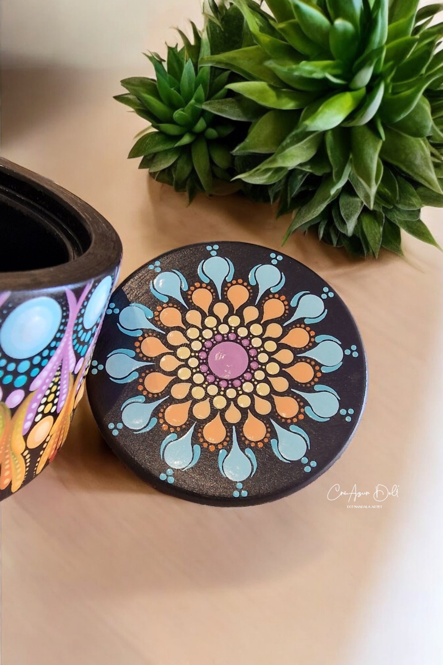 Boîte à bijoux en bois peinte à la main – Mandala en pointillisme orange, rose & bleu