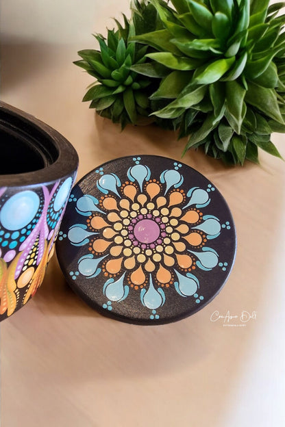 Boîte à bijoux en bois peinte à la main – Mandala en pointillisme orange, rose & bleu