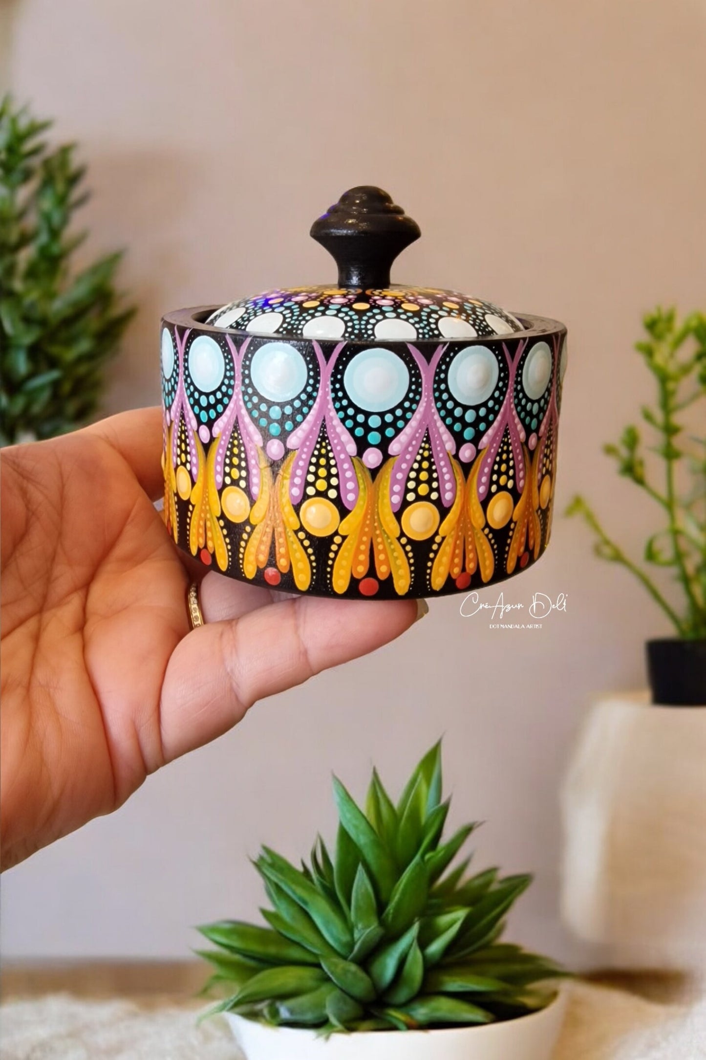 Boîte à bijoux en bois peinte à la main – Mandala en pointillisme orange, rose & bleu