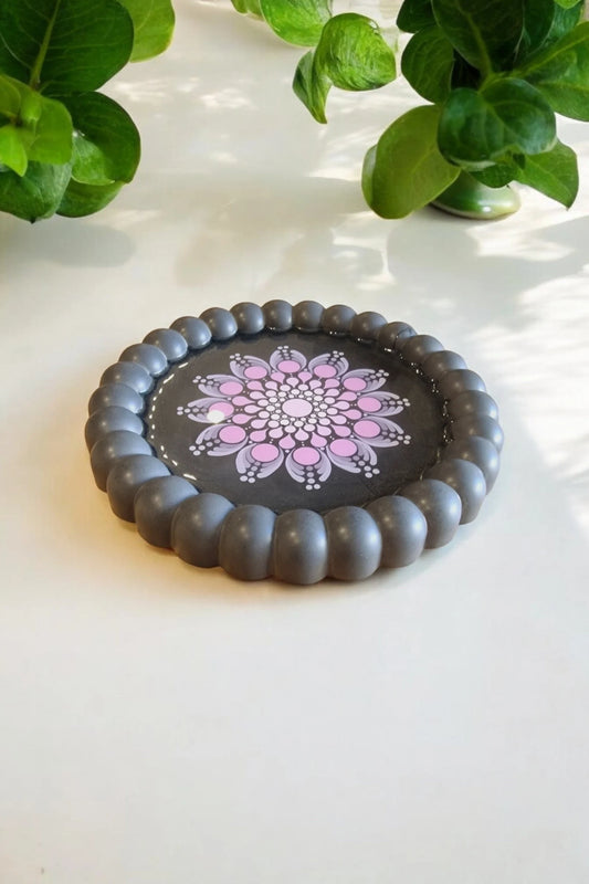 Plateau rond en plâtre avec bulles – Mandala rose et violet en résine époxy
