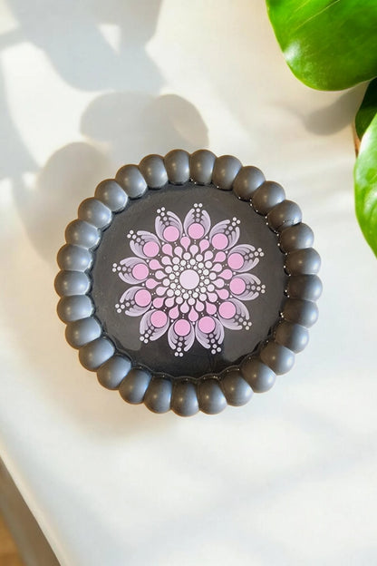 Plateau rond en plâtre avec bulles – Mandala rose et violet en résine époxy
