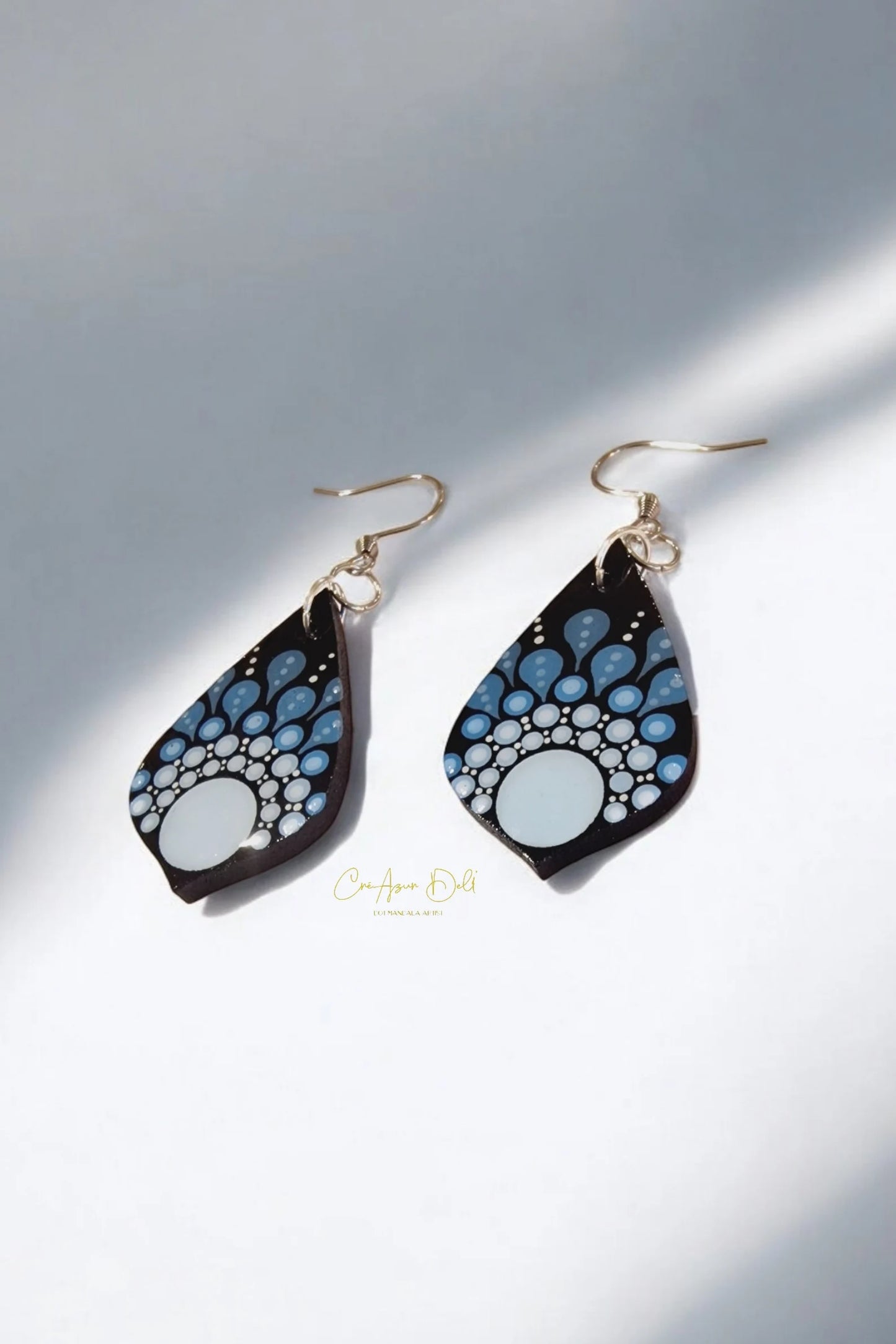 Boucles d’oreilles feuille en bois peintes à la main recto/verso– Dégradés de bleu & pointillisme