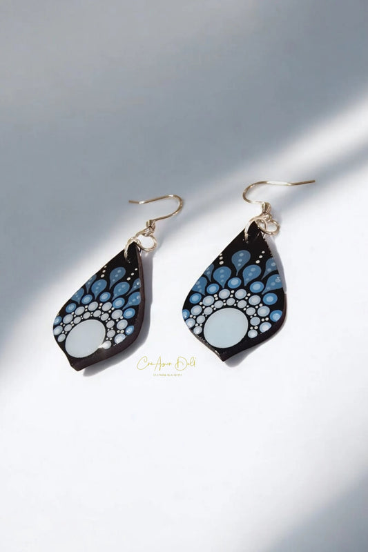 Boucles d’oreilles feuille en bois peintes à la main recto/verso– Dégradés de bleu & pointillisme