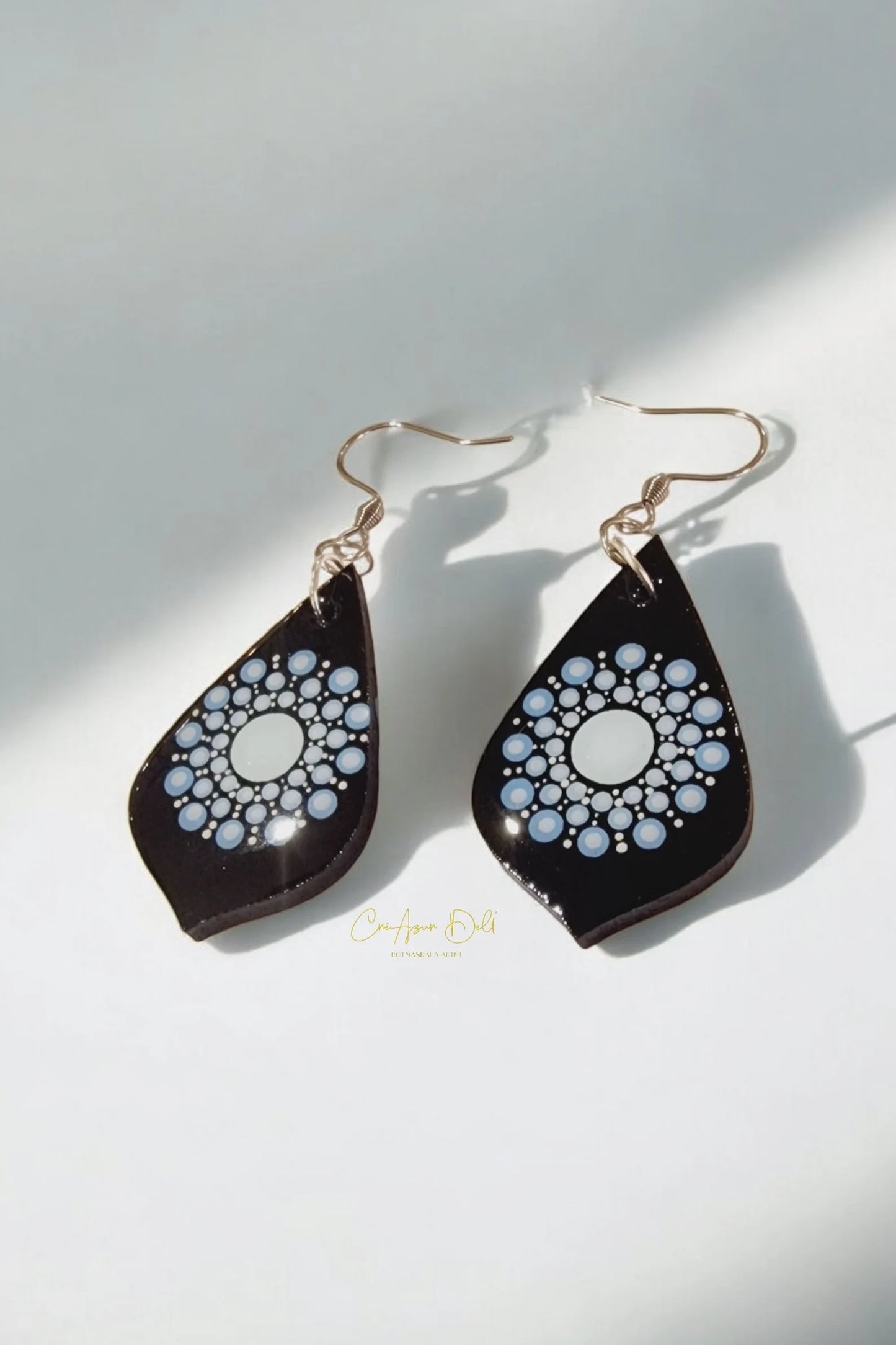 Boucles d’oreilles feuille en bois peintes à la main recto/verso– Dégradés de bleu & pointillisme