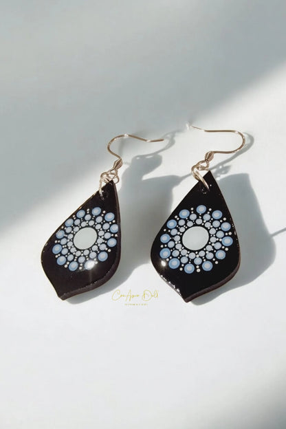 Boucles d’oreilles feuille en bois peintes à la main recto/verso– Dégradés de bleu & pointillisme
