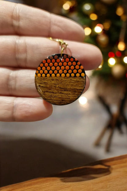 Boucles d’oreilles rondes en bois – Dégradé orange métallisé