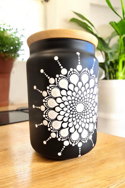 Bocal en verre noir 1,1 L – Mandala blanc peint à la main & couvercle bambou
