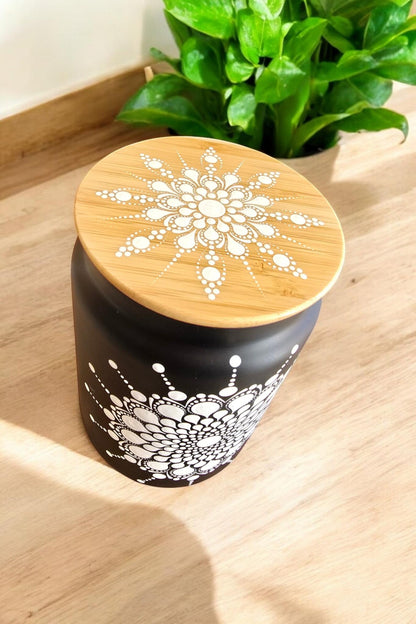 Bocal en verre noir 1,1 L – Mandala blanc peint à la main & couvercle bambou