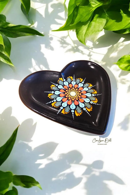 Coupelle cœur noire – Mandala orange & vert en pointillisme