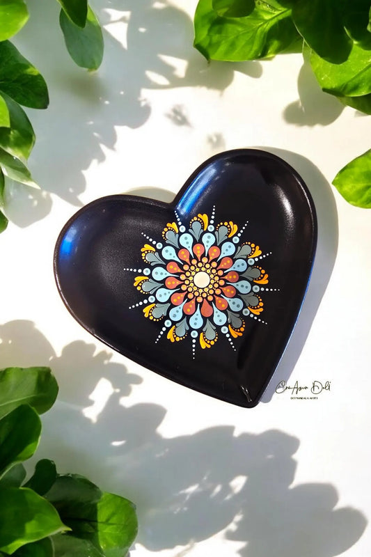 Coupelle cœur noire – Mandala orange & vert en pointillisme