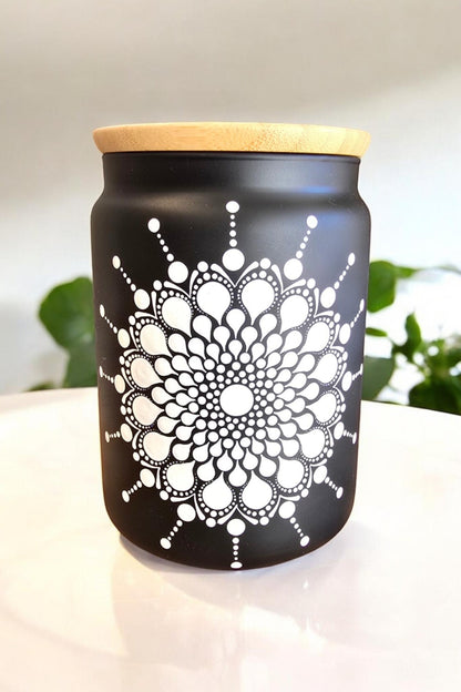 Bocal en verre noir 1,1 L – Mandala blanc peint à la main & couvercle bambou