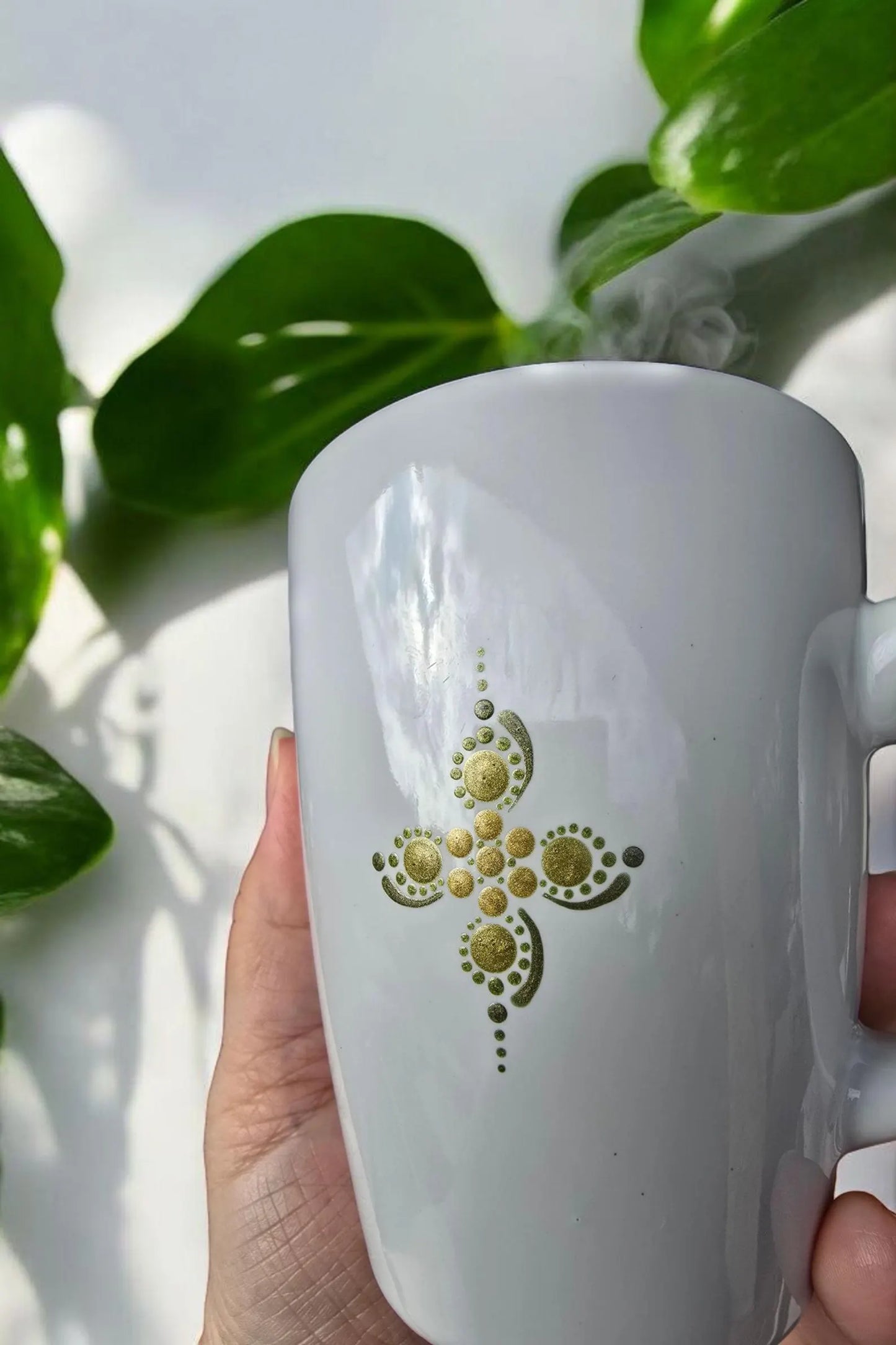 Mug blanc brillant mandala en pointillisme bronze