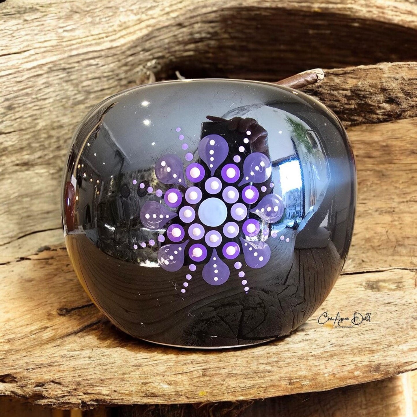 Pomme décorative bleu nuit brillant mandala pointillisme violet et bleu