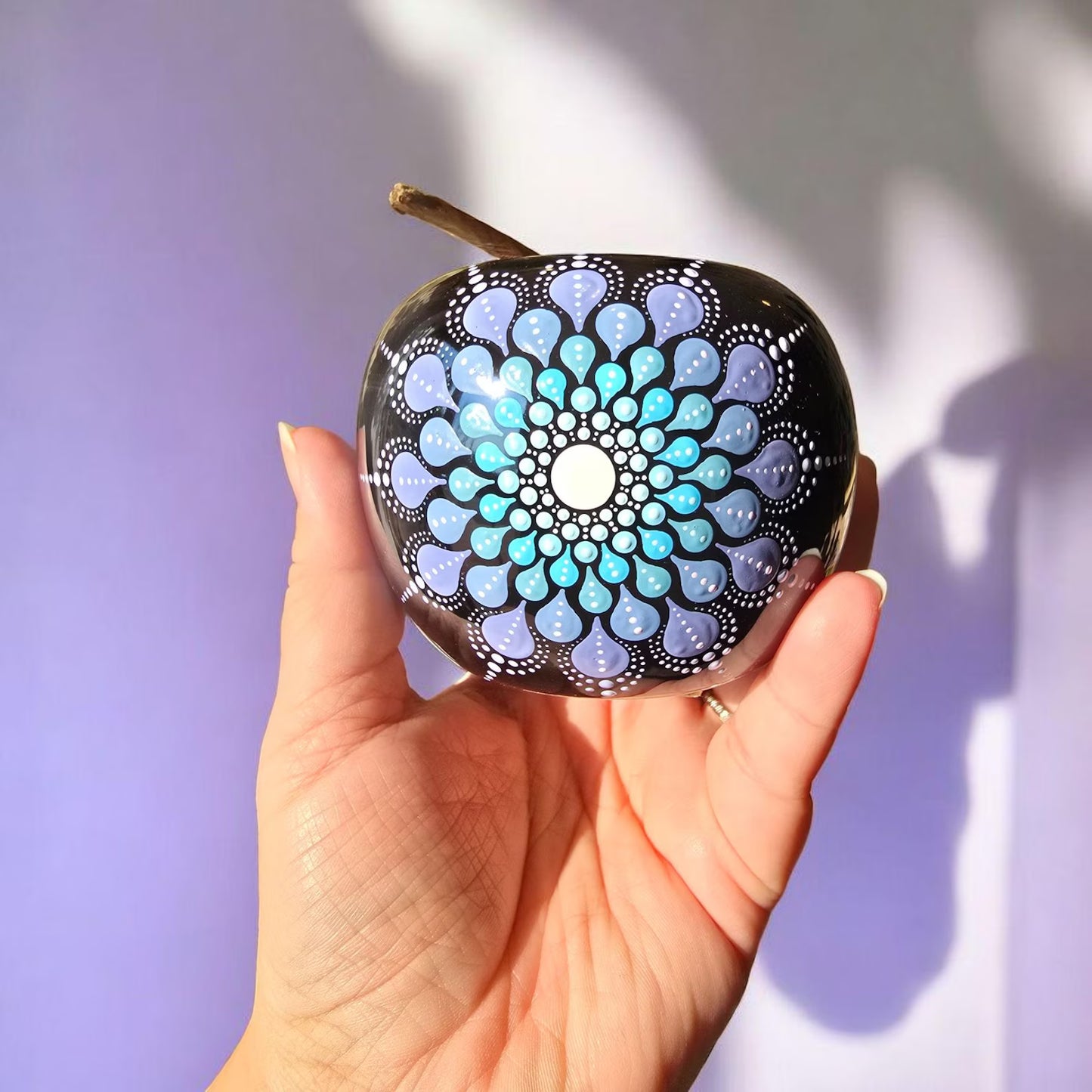 Pomme décorative bleu nuit brillant mandala pointillisme violet et bleu