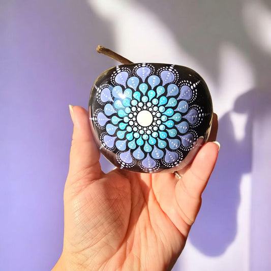 Pomme décorative bleu nuit brillant mandala pointillisme violet et bleu