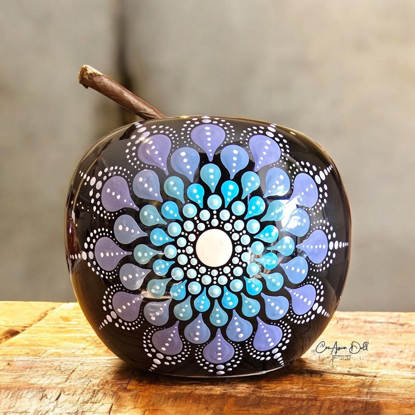 Pomme décorative bleu nuit brillant mandala pointillisme violet et bleu