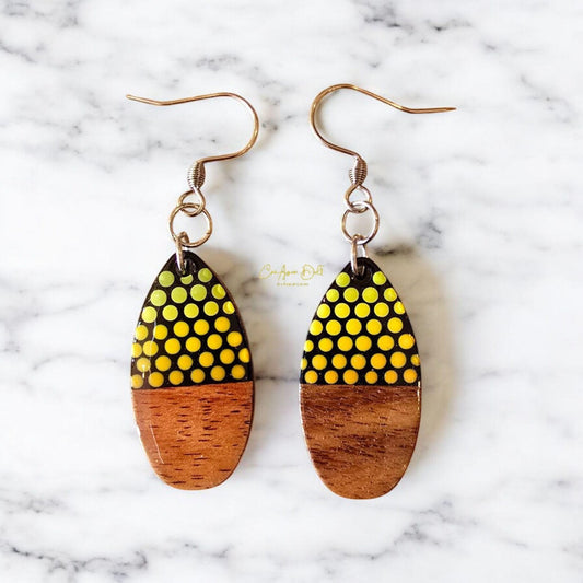 Boucles d’oreilles goutte en bois – Orange & vert, pointillisme artisanal