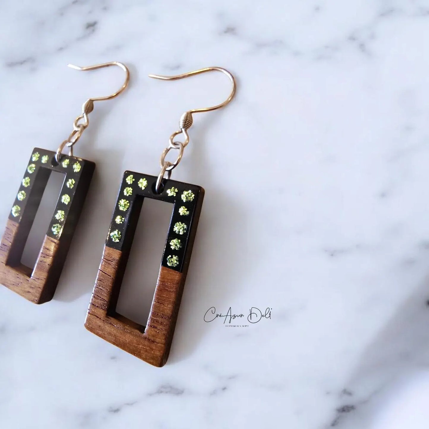 Boucles d’oreilles rectangulaires en bois vert pailleté – Création artisanale légère