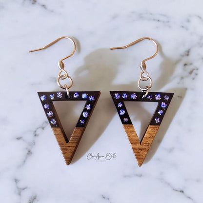 Boucles d’oreilles triangle en bois violet pailleté – Ultra légères & protégées