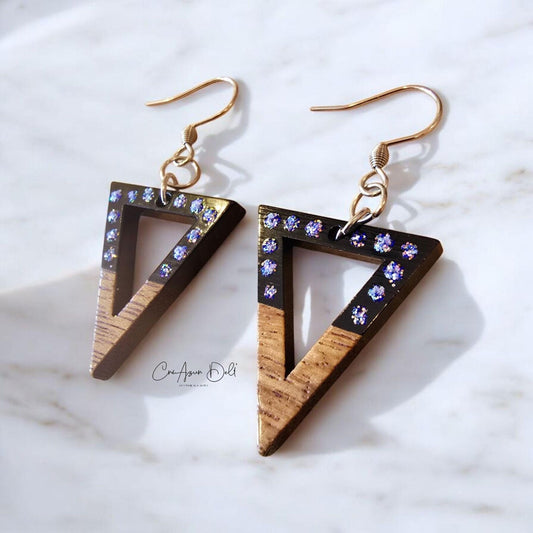 Boucles d’oreilles triangle en bois violet pailleté – Ultra légères & protégées