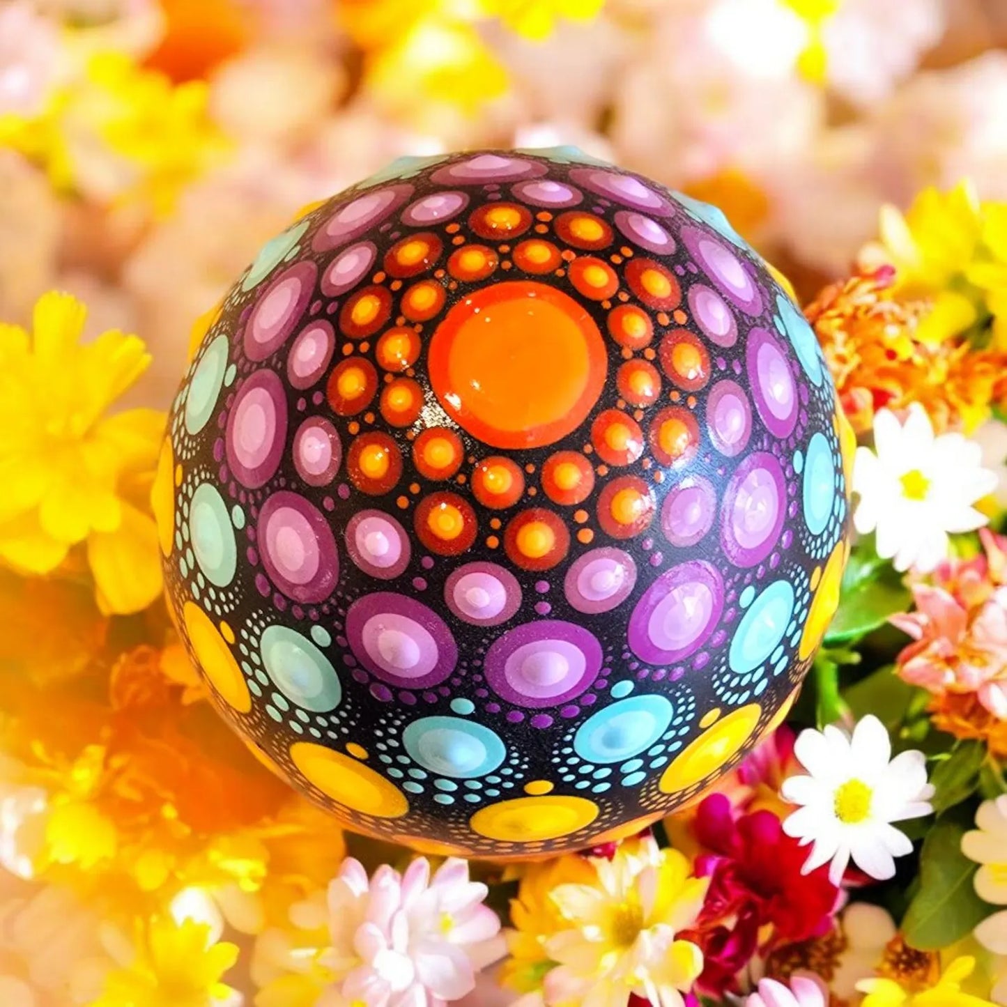 Œuf décoratif en plâtre résine– Peint à la main en dot painting multicolore