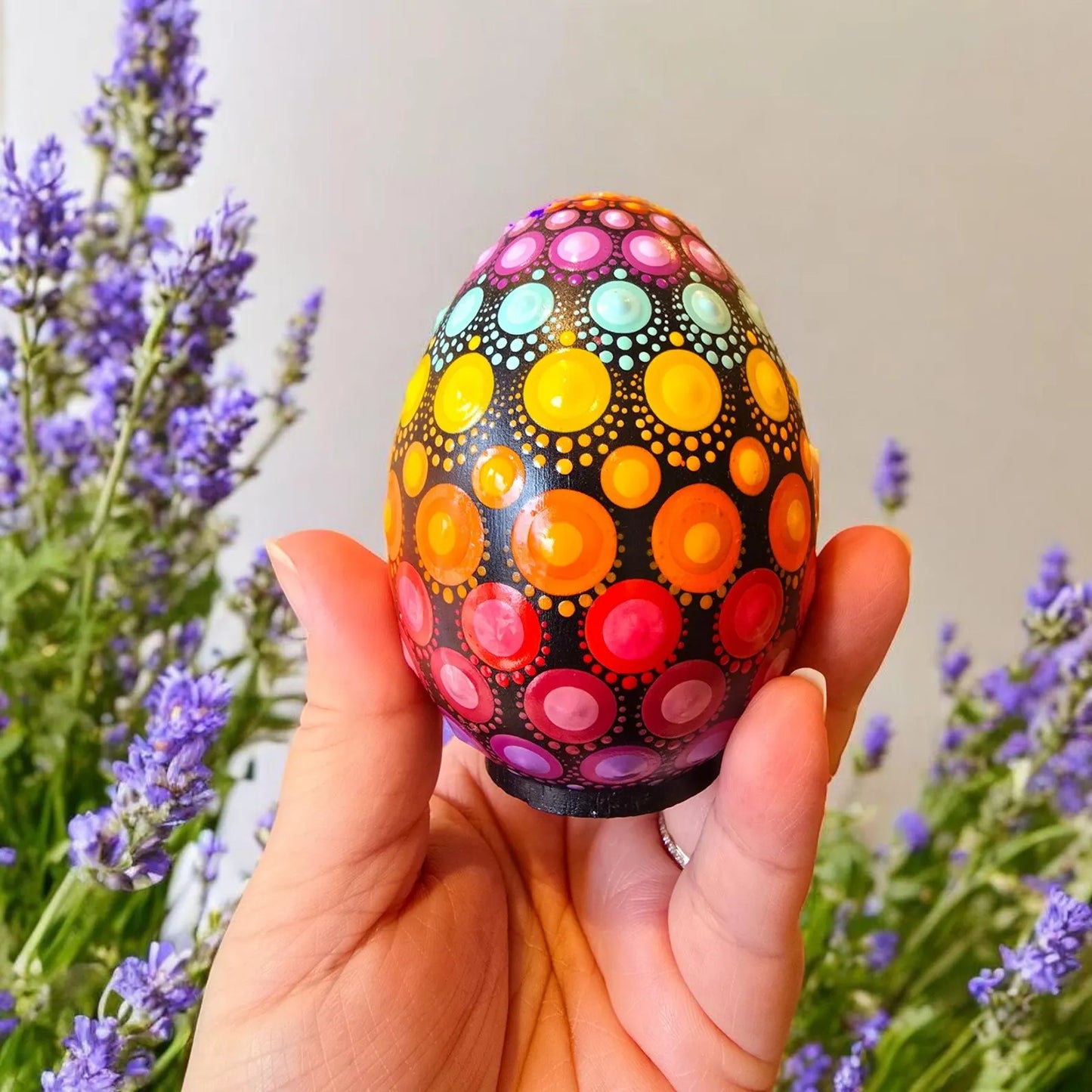 Œuf décoratif en plâtre résine– Peint à la main en dot painting multicolore