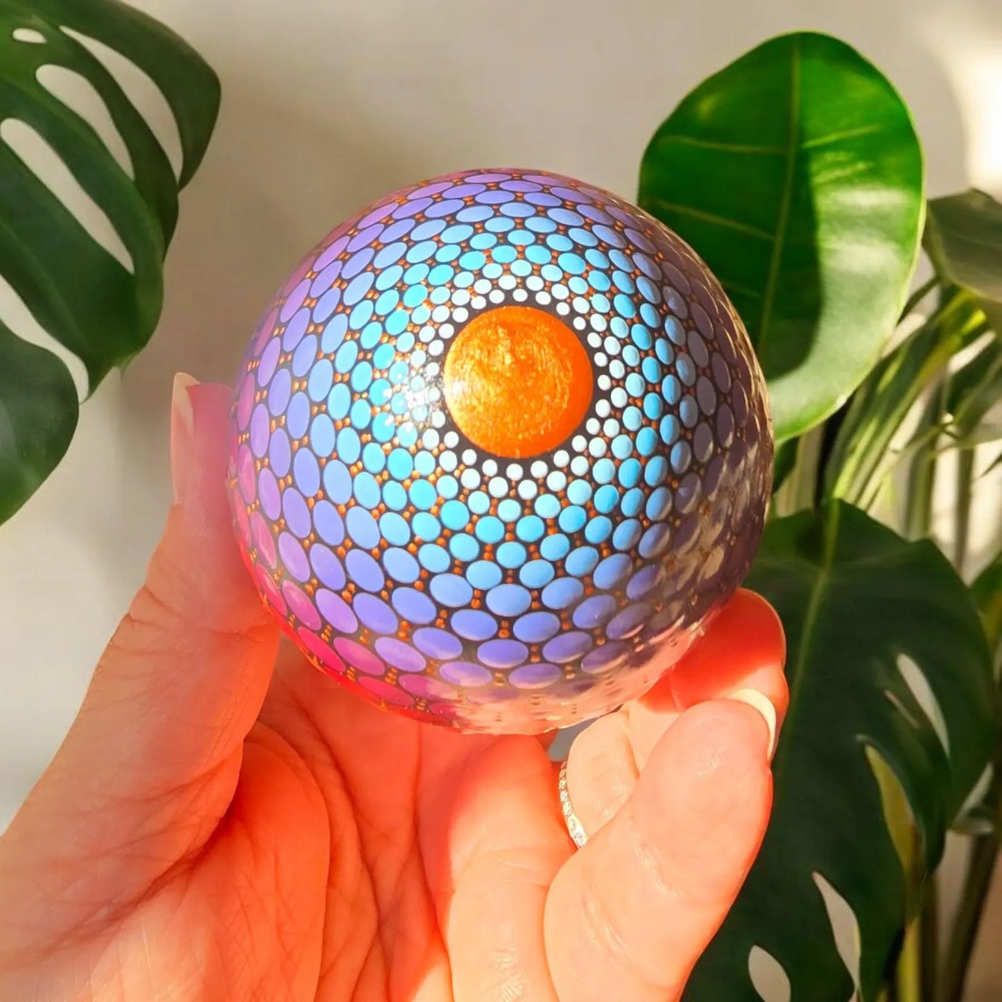 Œuf décoratif en plâtre résine– Peint à la main en dot painting multicolore