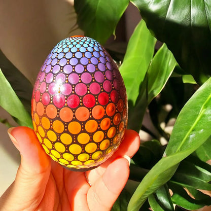 Œuf décoratif en plâtre résine– Peint à la main en dot painting multicolore