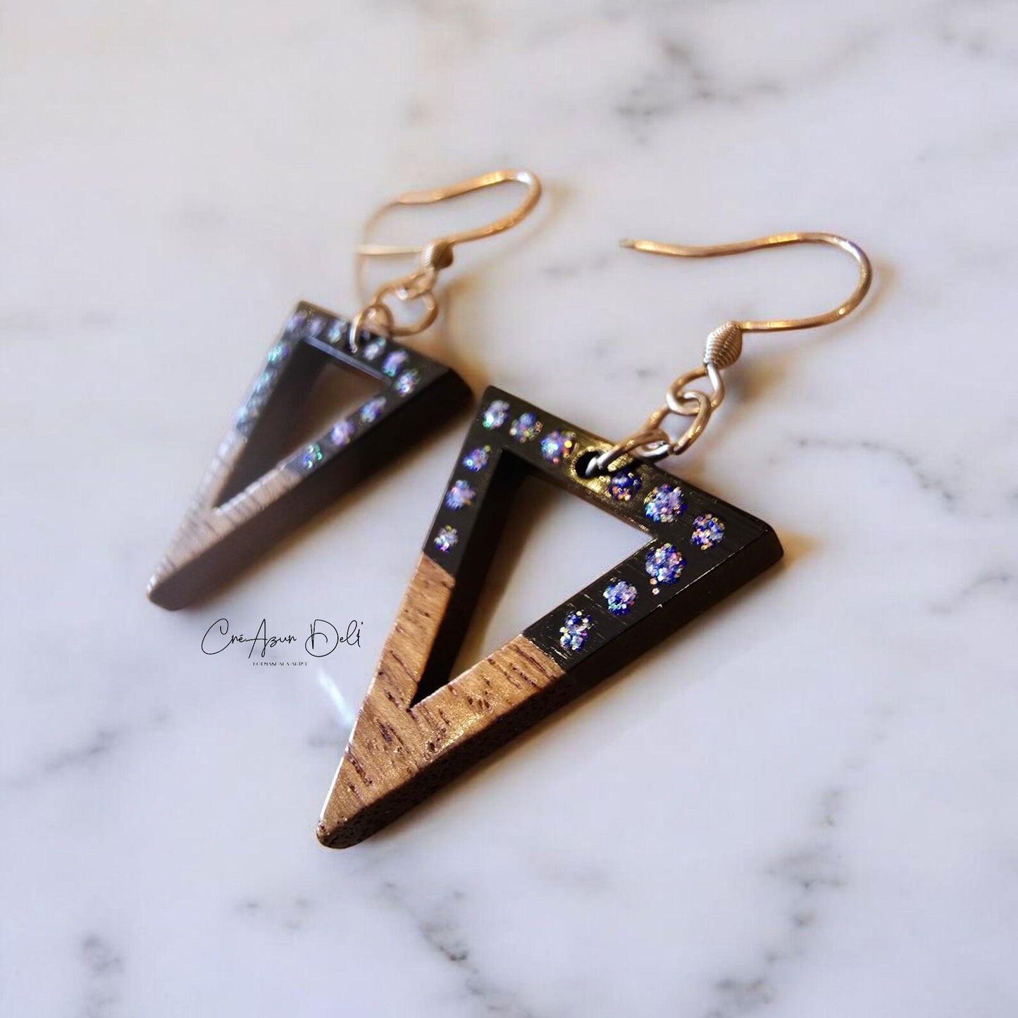 Boucles d’oreilles triangle en bois violet pailleté – Ultra légères & protégées