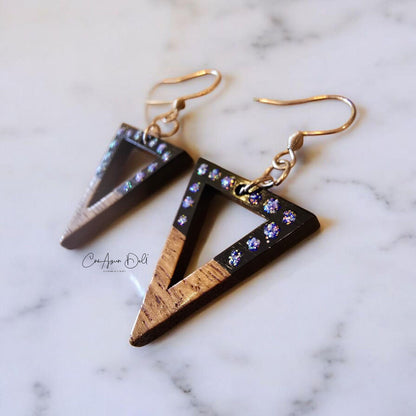 Boucles d’oreilles triangle en bois violet pailleté – Ultra légères & protégées