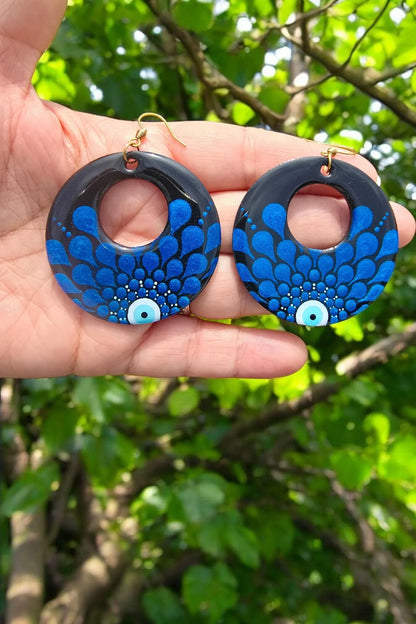 Boucles d’Oreilles en Bois Œil Grec Peintes à la Main – Pointillisme & Résine Brillante
